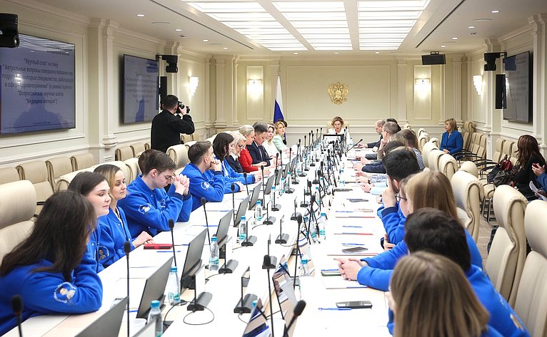 Круглый стол Комитета СФ по социальной политике «Актуальные вопросы совершенствования мер поддержки молодых специалистов, работающих в сфере здравоохранения (в рамках проекта «Всероссийская научная школа «Медицина молодая»)»