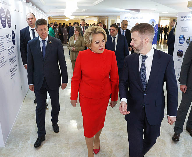 Валентина Матвиенко и Владислав Кузнецов осмотрели выставку, развёрнутую в Совете Федерации, которая была посвящена истории, современности и перспективам развития Чукотки. ФОТО: ПРЕСС-СЛУЖБА СОВЕТА ФЕДЕРАЦИИ