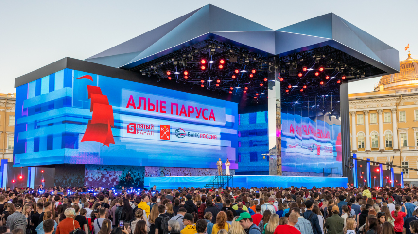Лифт в будущее и цифровое дерево: какими декорациями поражало шоу «Алые паруса»
