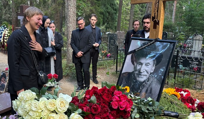 Боль и слезы: могила Ивана Краско утонула сразу после похорон