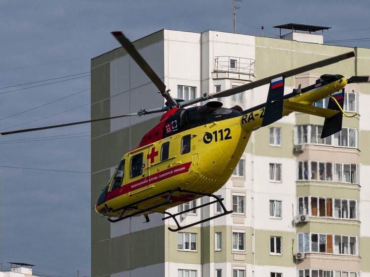 Раненных под обстрелом ВСУ доставили на вертолете санавиации в больницу Курска