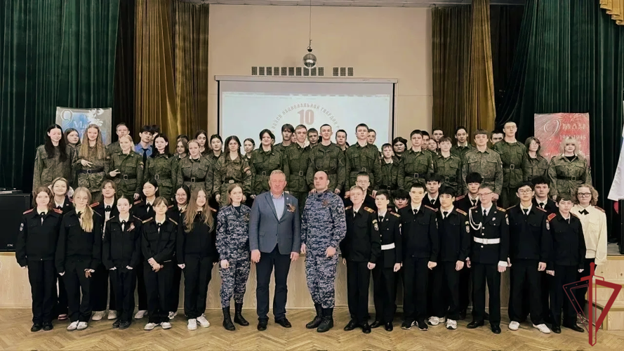 Столичные росгвардейцы провели урок мужества для школьников, посвящённый Дню Победы