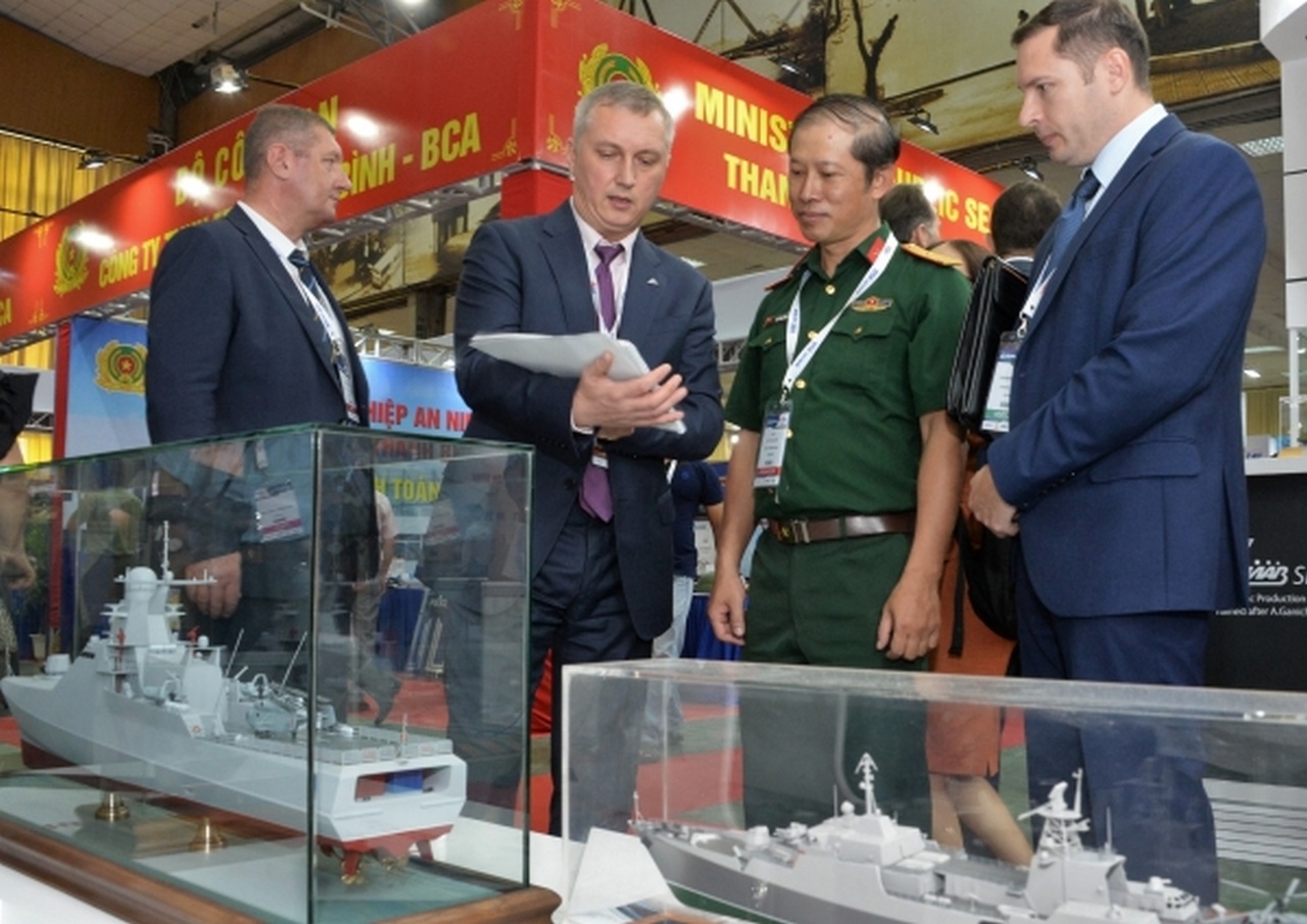 Посетители на одном из стендов на Международной оборонной выставке Defense & Security Expo Vietnam в Ханое.