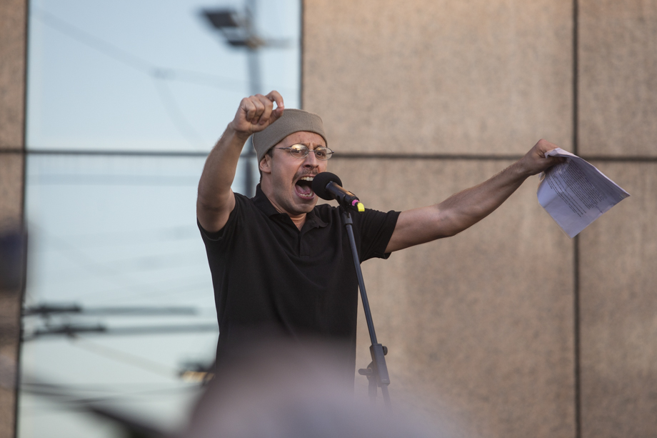 Выступление одного из лидеров протеста на Видовдан.