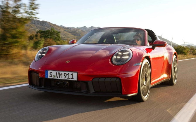 Porsche представила первый гибридный спорткар 911