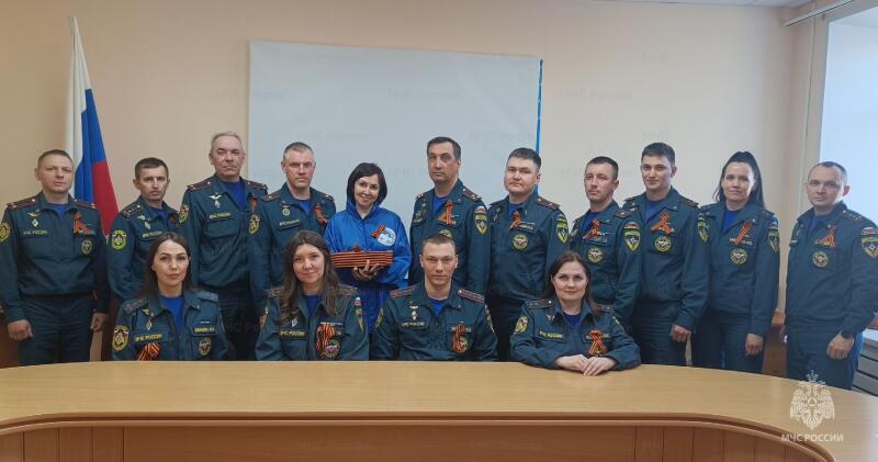 В преддверии Дня Победы сотрудники подразделений МЧС России по Югре присоединились к акциям «Георгиевская ленточка» и «Красная гвоздика»