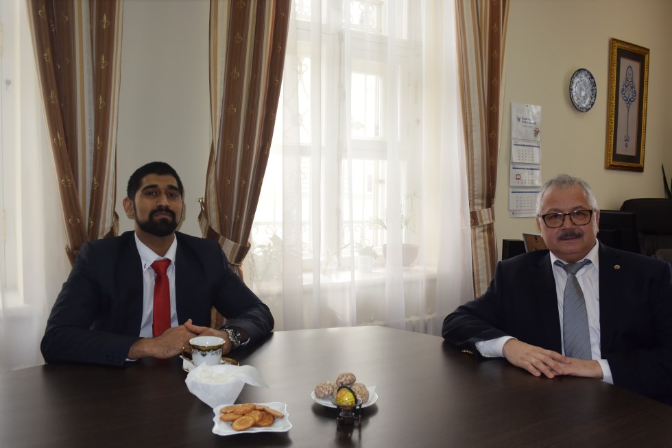 Джейсундхар Д. (слева)