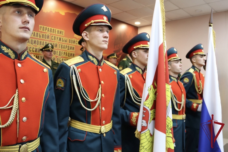 Начальник Управления Росгвардии по Амурской области генерал-майор полиции Виталий Харчёв поздравил учащихся со вступлением в ряды кадетов Росгвардии