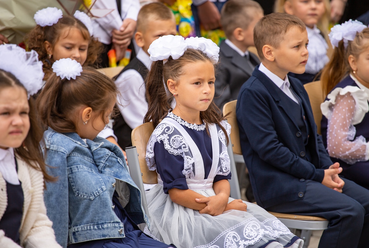 4 проходит школу. Фото первоклассников. Первоклашки за партой. Фотосессия первоклашки. Школьная линейка в Академии.