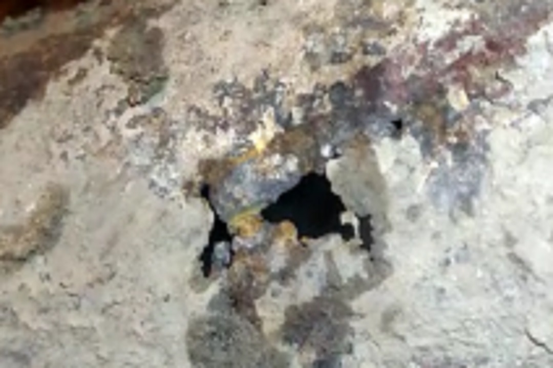 порча земли. ночью прорвало трубу. загрязнение земли и почвы. лес после вырубки. повреждение земля.