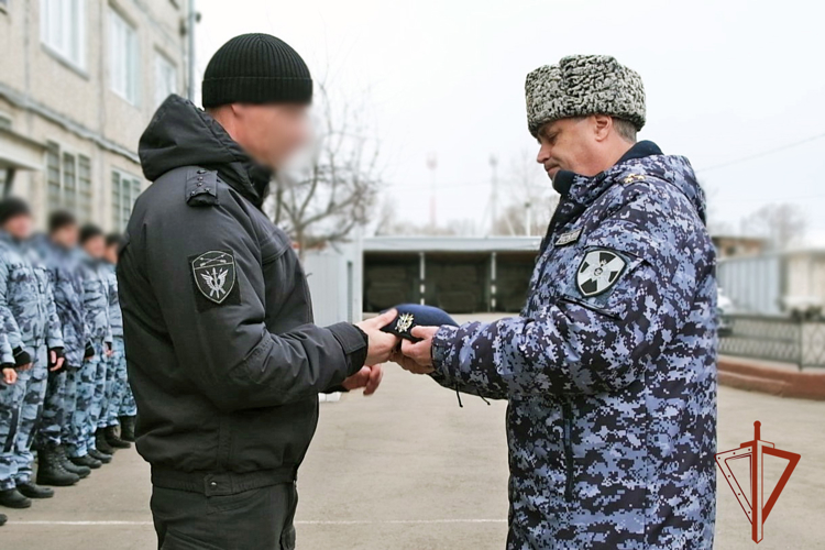 В Хакасии сотрудникам СОБР и ОМОН вручены знаки отличия спецназа Росгвардии