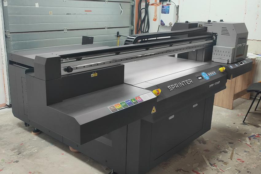 Компания «Смарт-Т» установила планшетный УФ-принтер Sprinter DPP 1316E в майкопской РПК «Знак»
