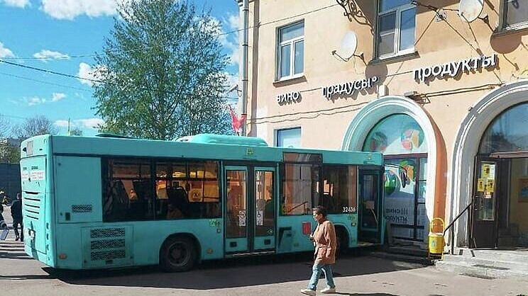 В Петербурге автобус въехал в стену дома, один человек пострадал