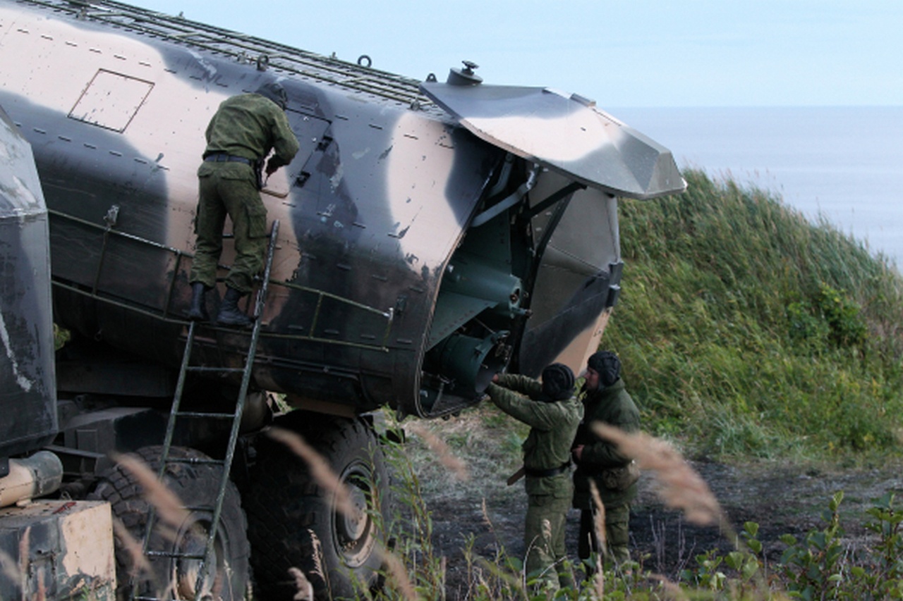 Военнослужащие 520-й отдельной береговой ракетно-артиллерийской бригады Тихоокеанского флота у противокорабельного ракетного комплекса «Рубеж».