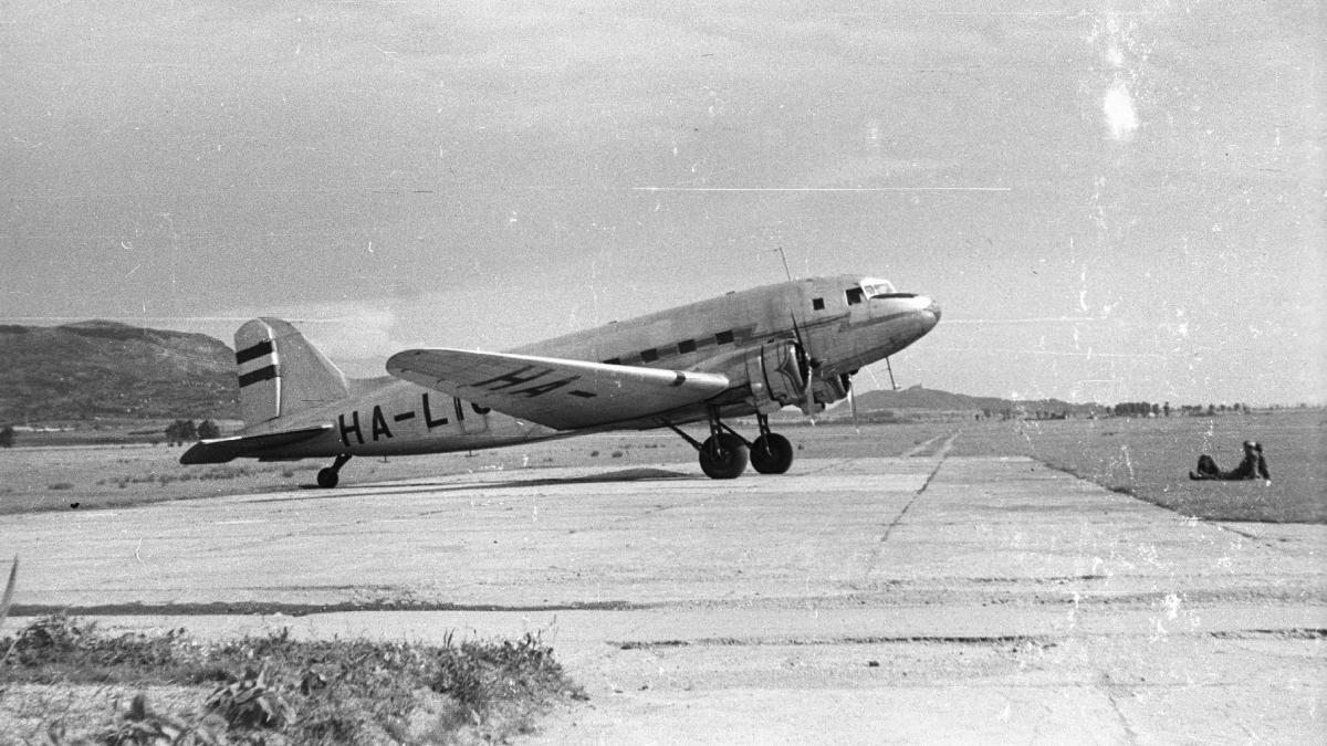 Tapolca 1961, repülőtér, Liszunov Li-2 repülőgép, balra a Szent György-hegy. - Fortepan 29971