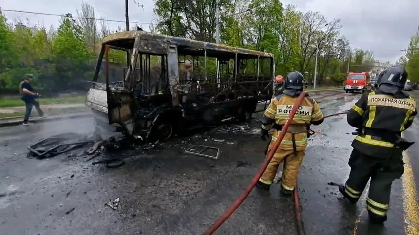 Что произошло 5 мая. Автобус в Донецке взорвали. Кадры со сгоревшего автобуса в Донецке. Боевики ВСУ автобусу. ВСУ атаковали пассажирский автобус с мирными жителями.