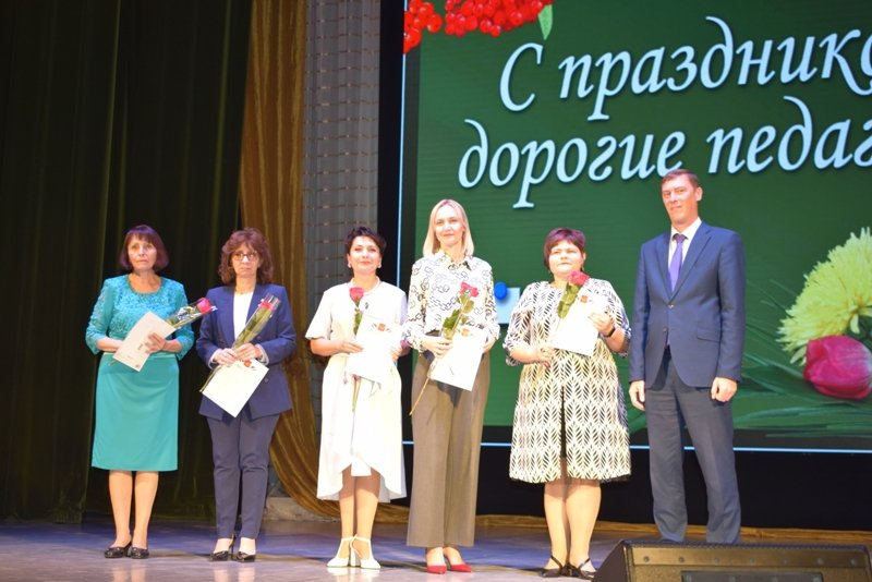 Кого из педагогов Камышина назвали лауреатами премии главы, и кому вручили ключи от квартир по случаю прошедшего профессионального праздника