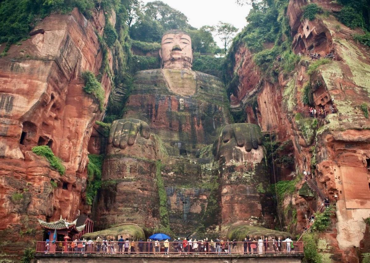 В Китае мужчина сходил в туалет на самую большую в мире статую Будды