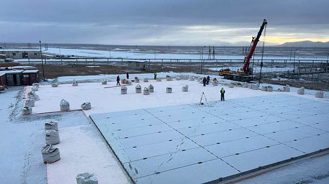 На строительной площадке подрядчик произвёл отсыпку, трамбовку основания, а затем – утепление фундамента и укладку железобетонных плит. Следующий этап – монтаж металлоконструкций. ФОТО: ООО «ПРОФСТРОЙ»