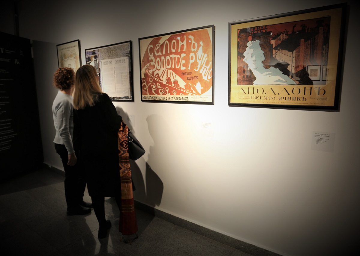 люди в галерее. выставка лекция. выставка лекция. краснодарский художественный колледж. выставки росизо.