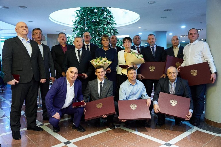 Югорские нефтяники удостоены государственных наград в честь 95‑летия региона