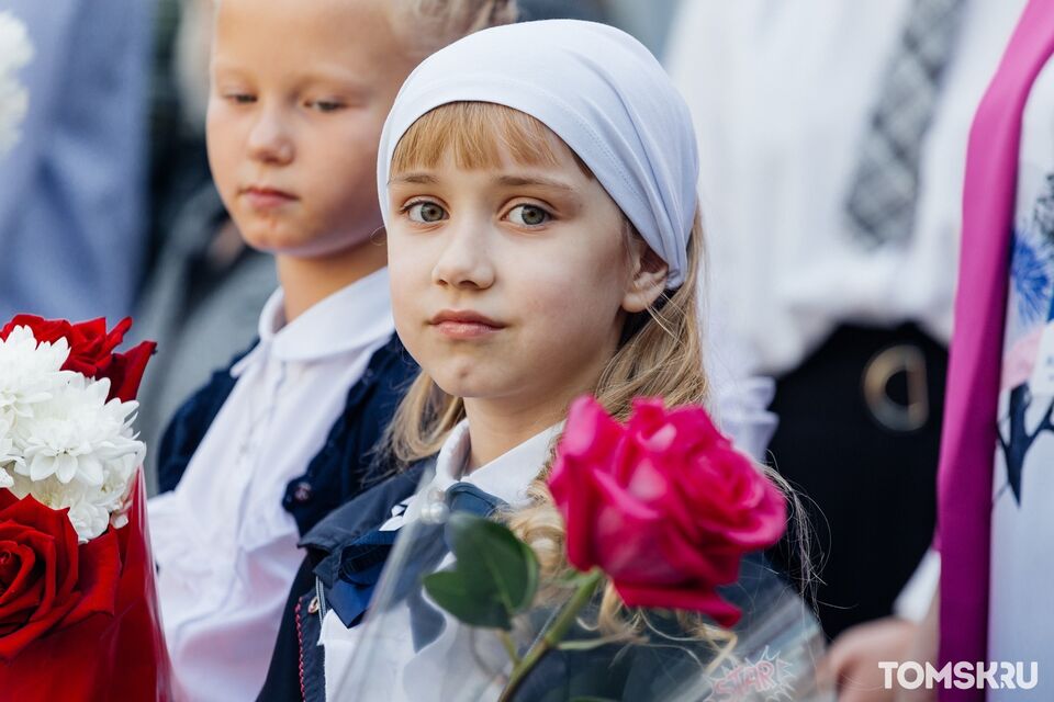 Первоклассница с бантами. Бантики для первоклассницы. Торжественная линейка в школе выпускной. Первый звонок с бантом в школе.