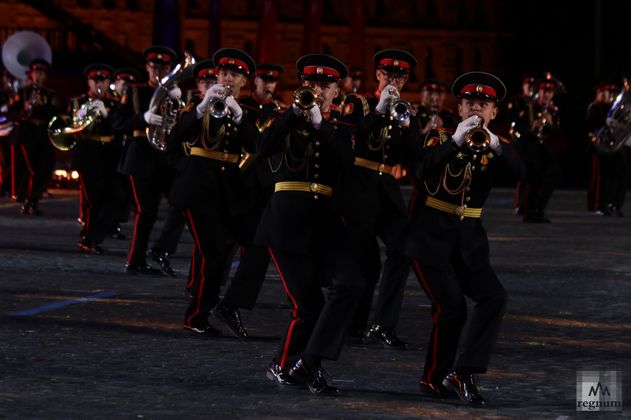 Выступление оркестра суворовцев Московского военно-музыкального училища и ансамбля барабанщиц Пансиона воспитанниц Министерства обороны России