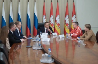 Губернатор Алексей Текслер встретился с руководителем Движения Первых, Героем России Артуром Орловым
