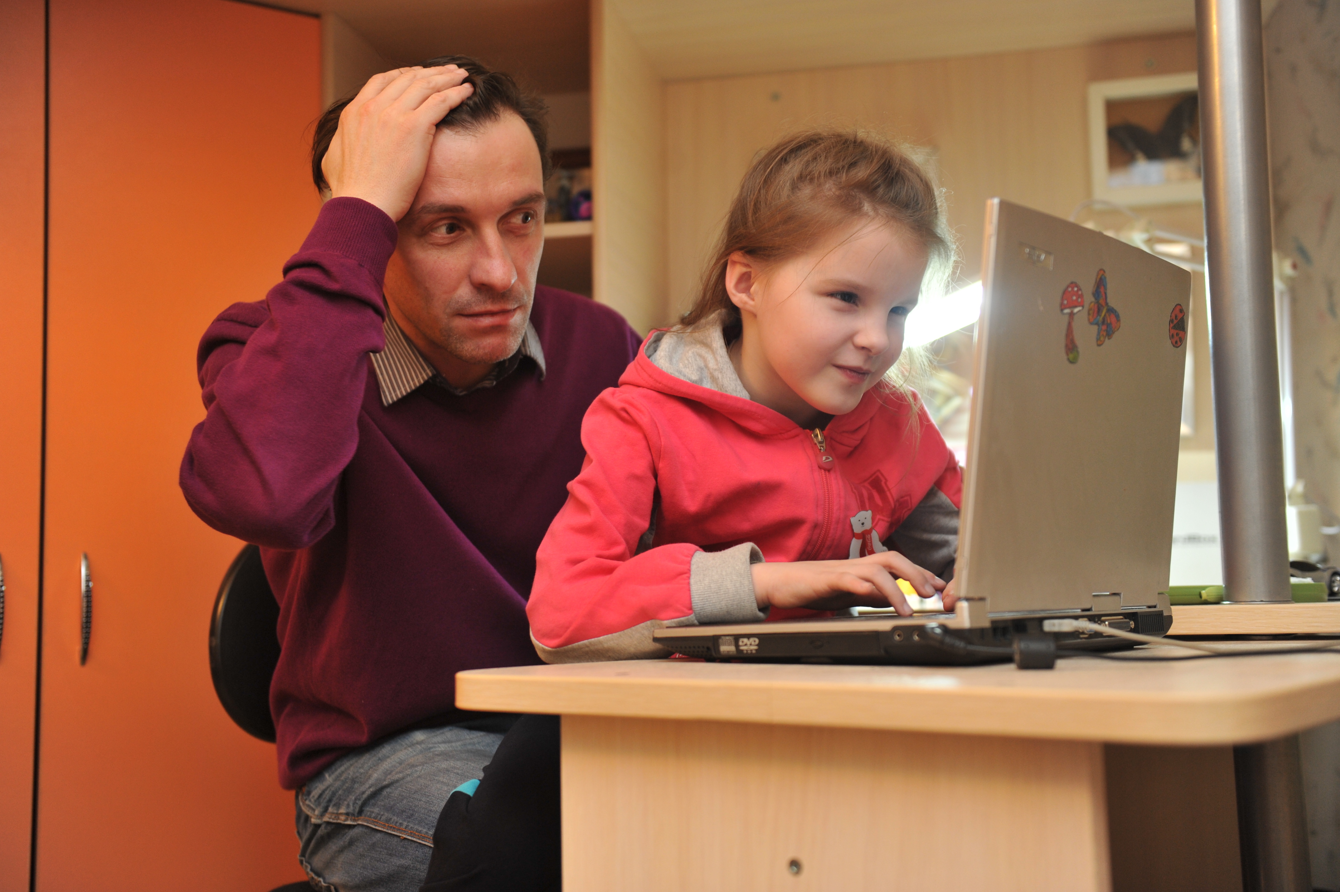 Новое поколение детей. Дети родители компьютер. Дети нового поколения. Современные родители. Дети с родителями за компьютером