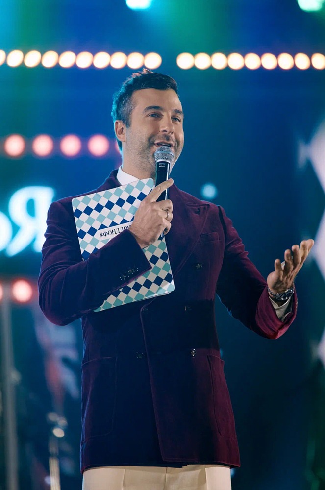 Ёлка первая: Иван Ургант, Мария Миронова и Ксения Собчак