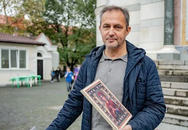 Супруга губернатора Севастополя изготовила бисерные иконы для ярмарки></div><div class=