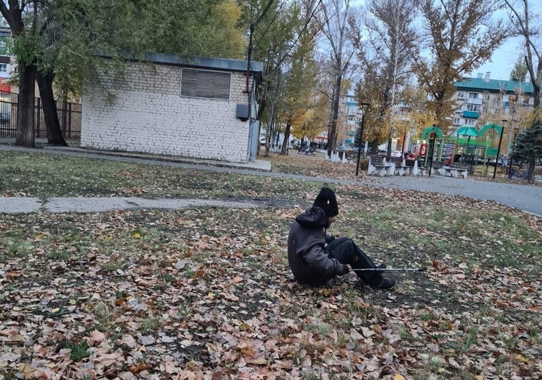 Горожане переживают за бездомного мужчину с раной живота