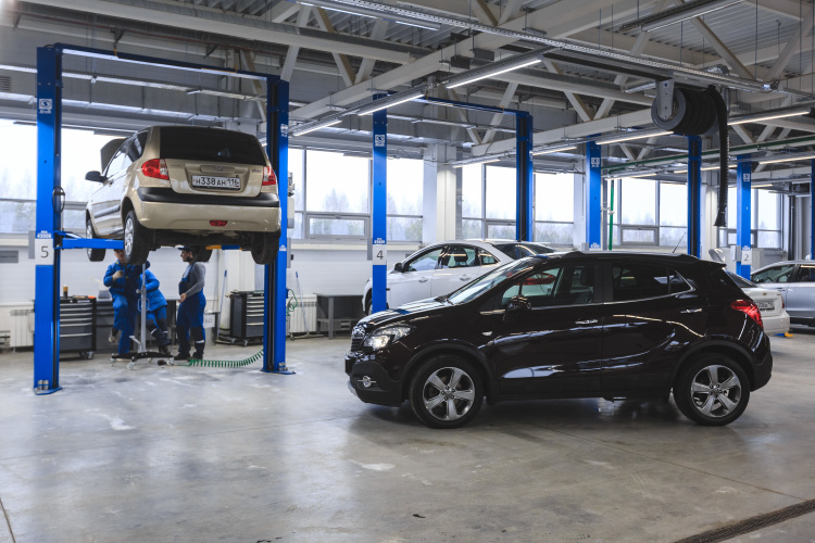 «Сегодня ни одна автомобильная компания не занимается производством, заказывают на аутсорсинге. Мы выпускаем наиболее востребованные позиции: фильтры салонные и воздушные, омывающую химию, антифризы»