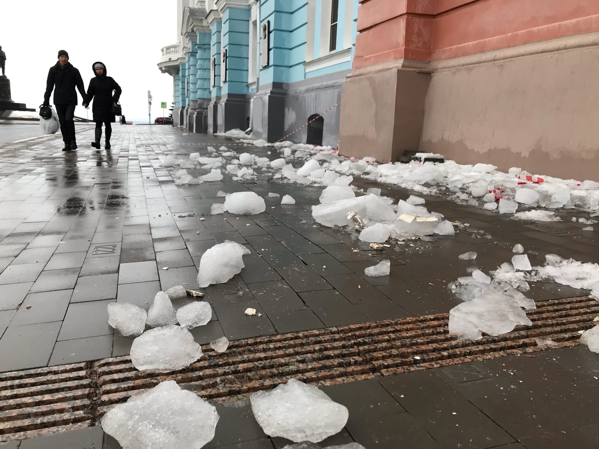 Глыбы льда обрушились на детей. Глыба. Снег на крыше школы. Наледь и снег на дорогах. Ледяной Нижний Новгород.