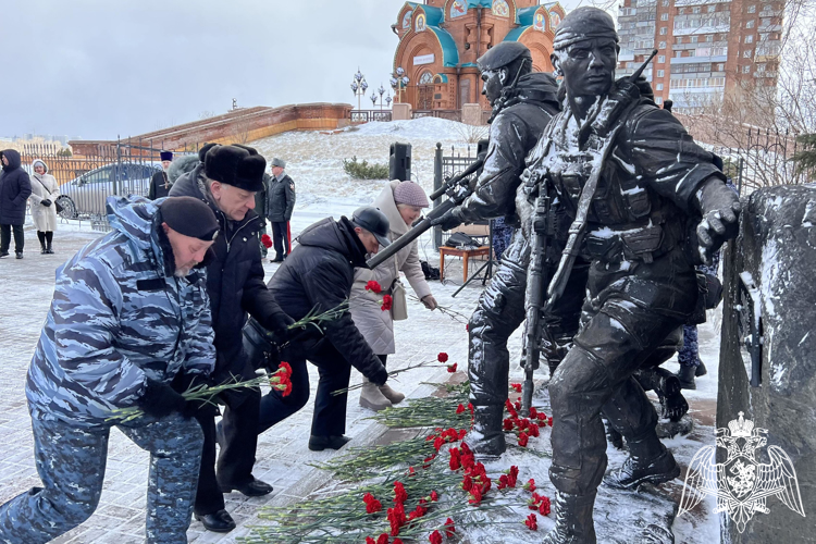 В преддверии Дня образования войск национальной гвардии Российской Федерации красноярские росгвардейцы почтили память коллег, погибших при исполнении служебных обязанностей