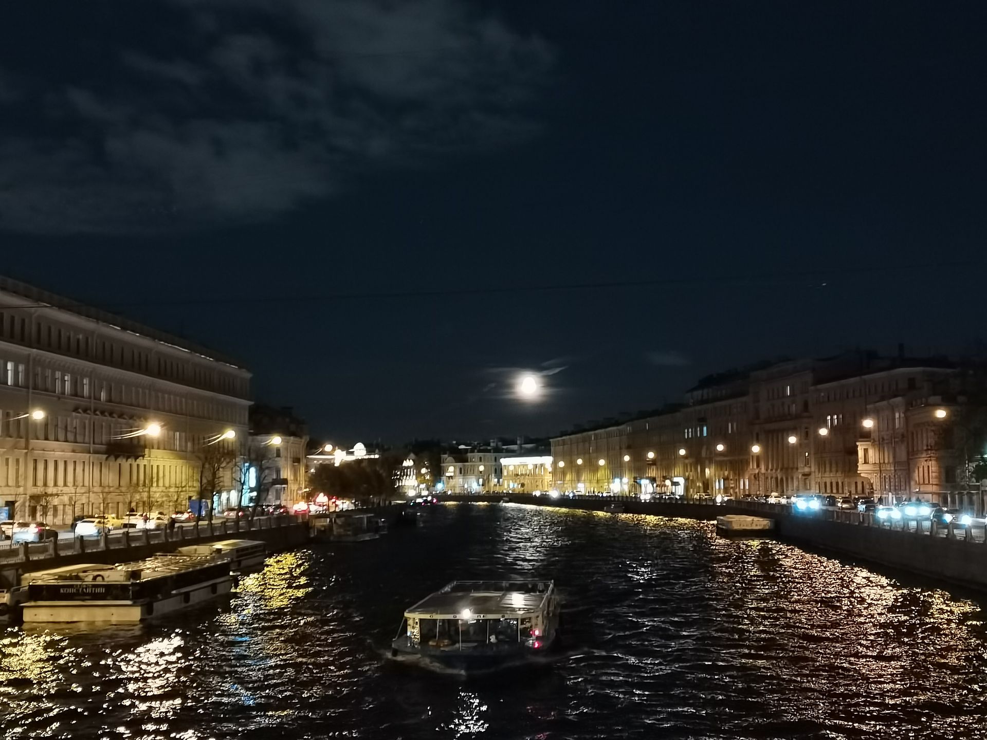 Над петербургом кружит. Небо над Петербургом. Луна над Питером. Большая Луна в Питере. Луна над каналами СПБ.