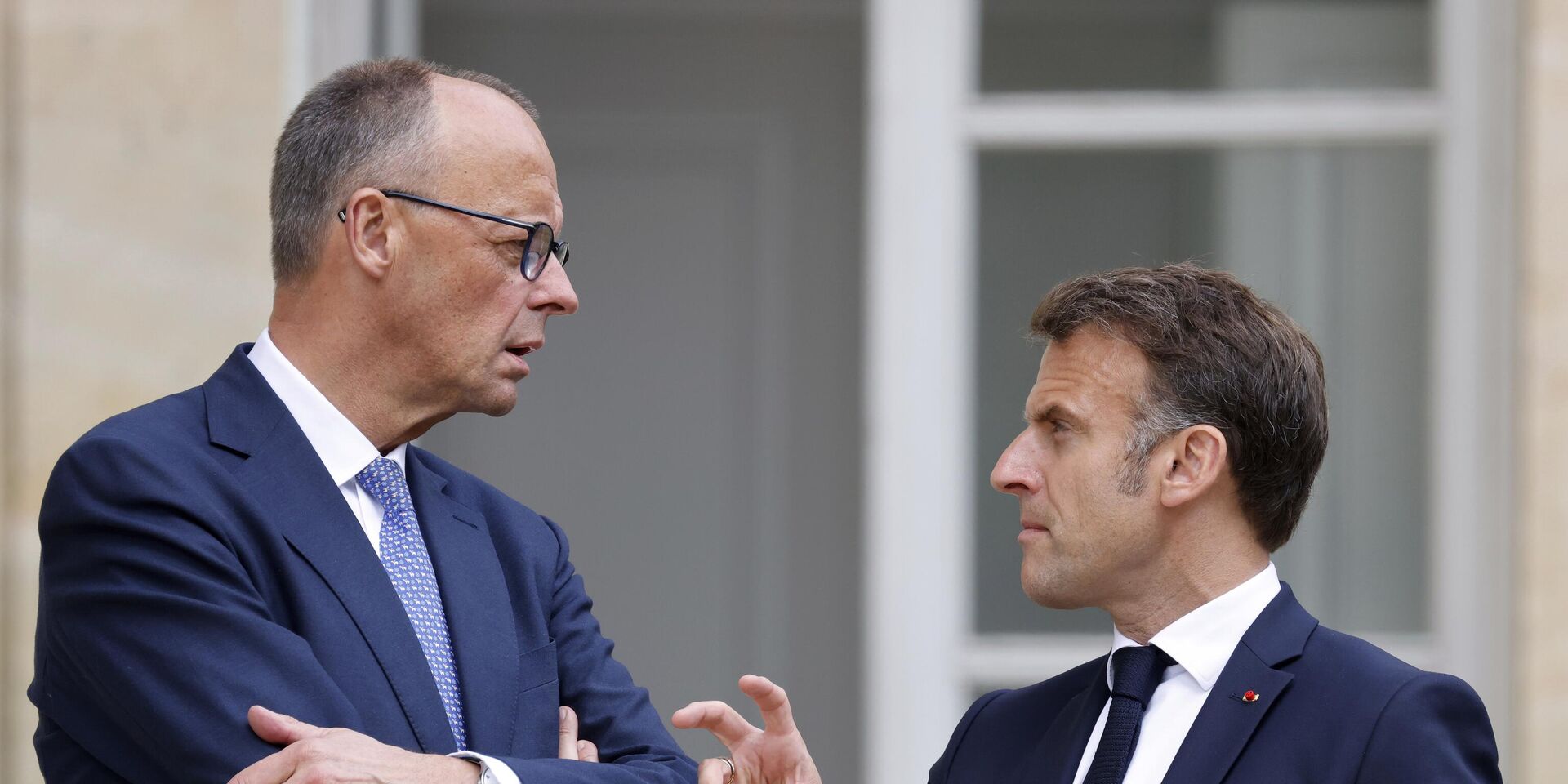 Канцлер Германии Фридрих Мерц (слева) беседует с президентом Франции Эммануэлем Макроном в саду Елисейского дворца в Париже 7 мая 2025 года - ИноСМИ, 1920, 15.01.2026