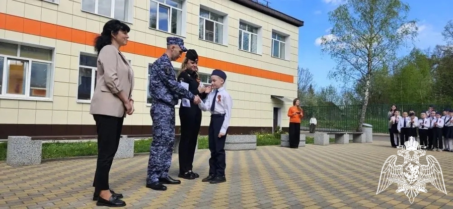 В преддверии 81-ой годовщины Победы росгвардеец принял участие в смотр-конкурсе строя и песни В Западной Двине