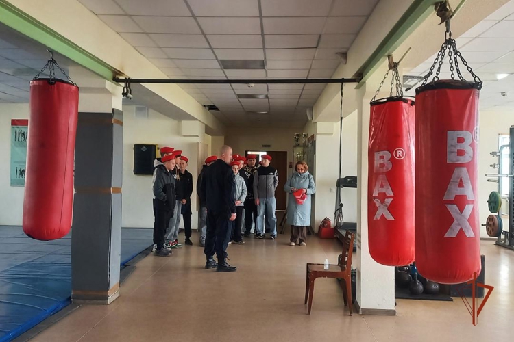 В Удмуртии сотрудники ОМОН провели встречу с учащимися школы, которую окончил их коллега, погибший в районе проведения СВО (видео)