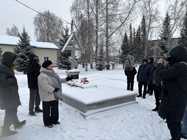 В первую очередь осуждённые отправились к месту захоронения Валерия Золотухина, где возложили цветы. 