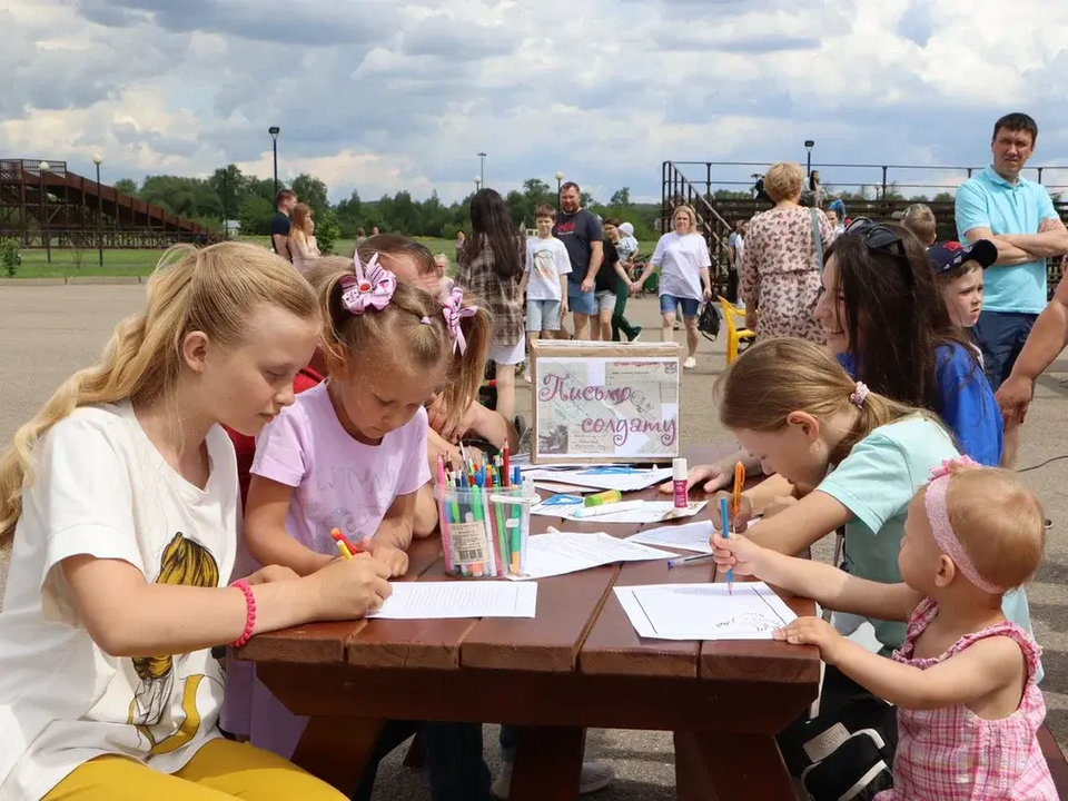 Десятки детских писем отправятся на фронт спецоперации из Серебряных Прудов