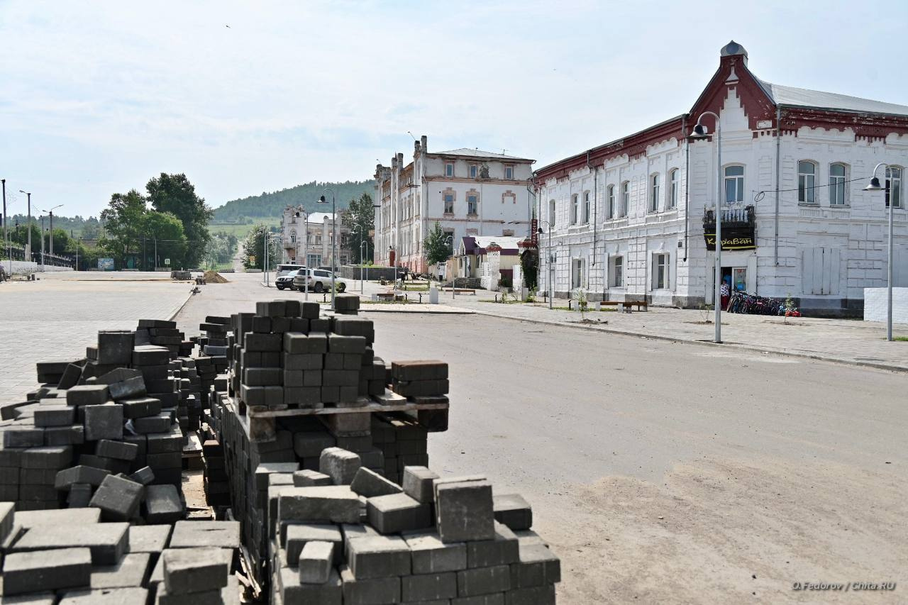 Плитку на площади в Сретенске до сих пор не уложили