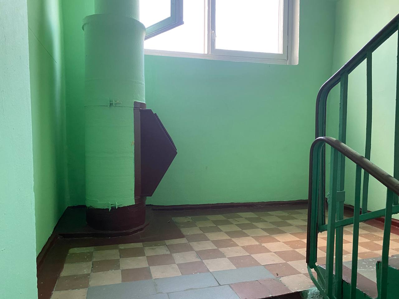 В подъезде дома на улице. Мусоропровод. Мусоропровод в доме. Подъезд. Мусоропровод внутри.