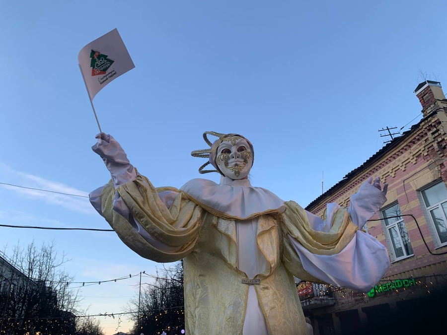 Дедушки Морозы открыли каток в Гатчине