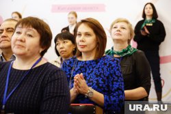 Анастасия Аргышева (в центре) получила пост в курганском ЗАГСе
