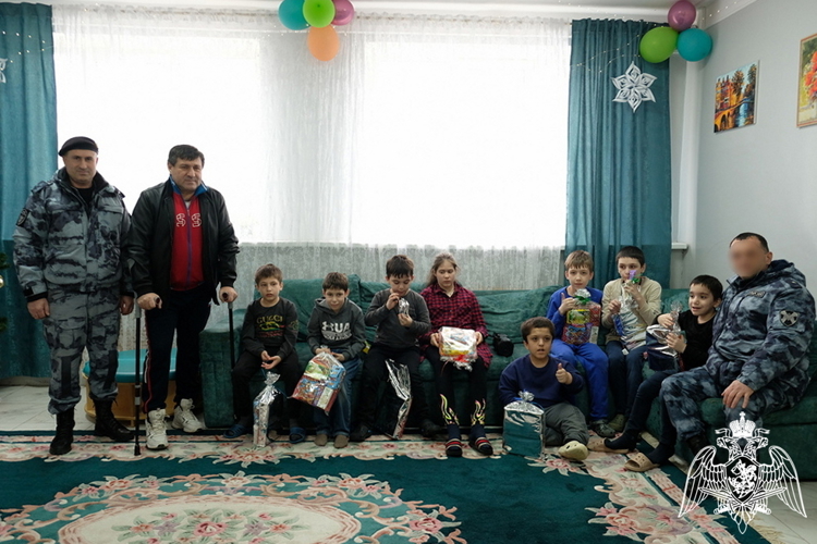 Росгвардейцы поздравили детей с ограниченными возможностями здоровья с Новым годом в Дагестане