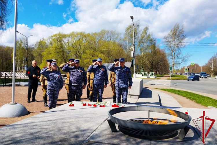 В Санкт-Петербурге сотрудники и ветераны вневедомственной охраны приняли участие в автопробеге «Сыны Великой Победы»