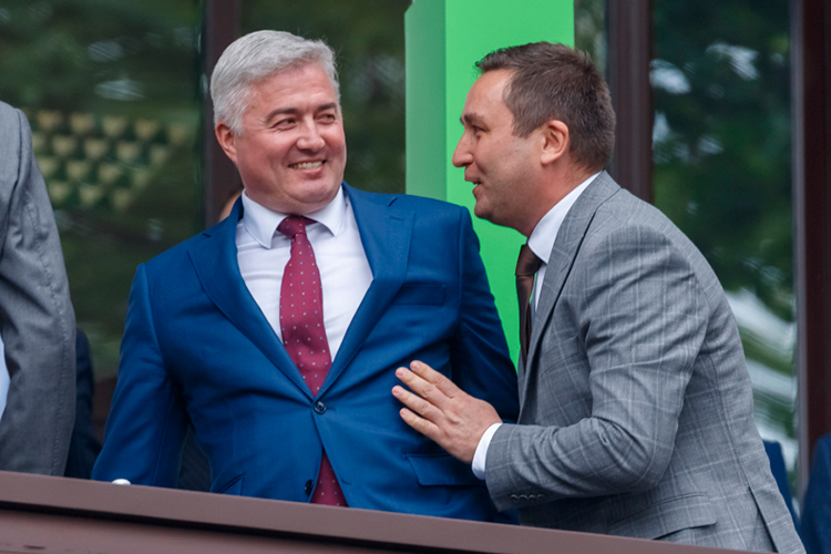 Гендиректор НКНХ Марат Фаляхов (справа) в рейтинге располагается на 68-м месте, а гендиректор КОСа Айрат Сафин (слева) — на 81-й строчке