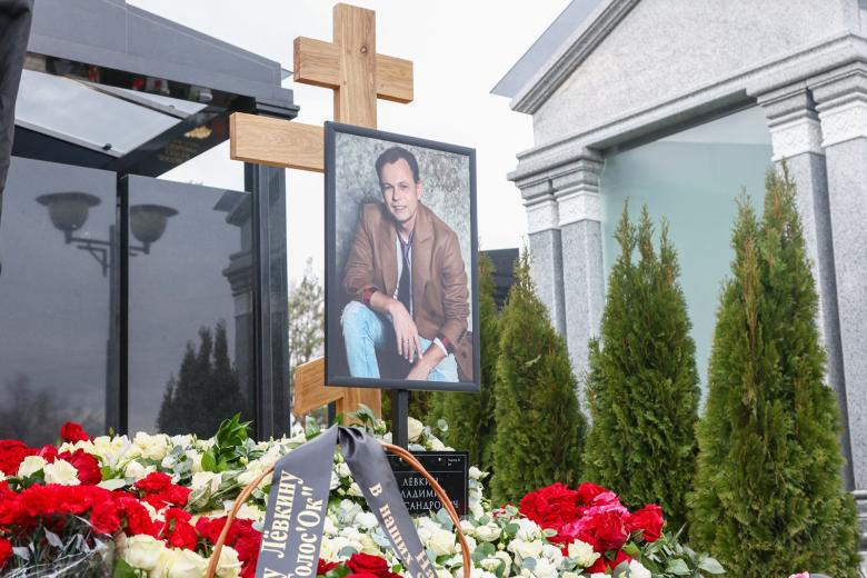 Цветы на могиле певца Владимира Левкина на Троекуровском кладбище в Москве