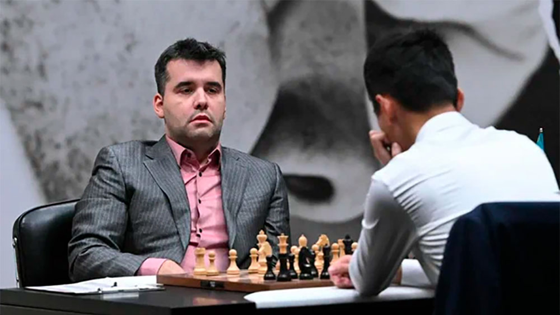 Непомнящий против. Непомнящий против. Magnus carlsen vs ian nepomniachtchi. Магнус непомнящий партия. Непомнящий против.